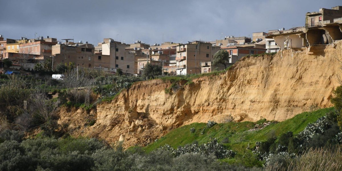 Cărtile rare din Sicilia, salvate din ghearele unei prăpăstii devoratoare de pământ Niscemi, Sicilia – Un gest de curaj și rapiditate, coordonat de pompierii din Sicilia, a permis recuperarea a aproximativ 400 de cărți extrem de valoroase dintr-o bibliotecă situată pe marginea unei prăpăstii formate de o alunecare de teren devastatoare