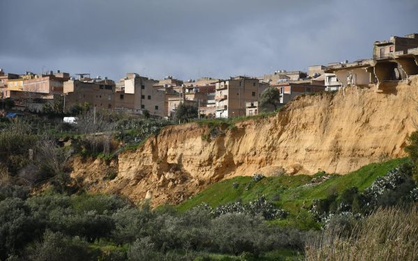 Cărtile rare din Sicilia, salvate din ghearele unei prăpăstii devoratoare de pământ Niscemi, Sicilia – Un gest de curaj și rapiditate, coordonat de pompierii din Sicilia, a permis recuperarea a aproximativ 400 de cărți extrem de valoroase dintr-o bibliotecă situată pe marginea unei prăpăstii formate de o alunecare de teren devastatoare