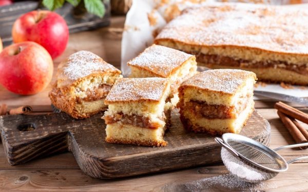 O prăjitură de post cu mere cuburi și nuci, aromată cu scorțișoară, devine acum convertirea perfectă pentru momentul acela când dorim o gustare dulce, sănătoasă și făcută în casă