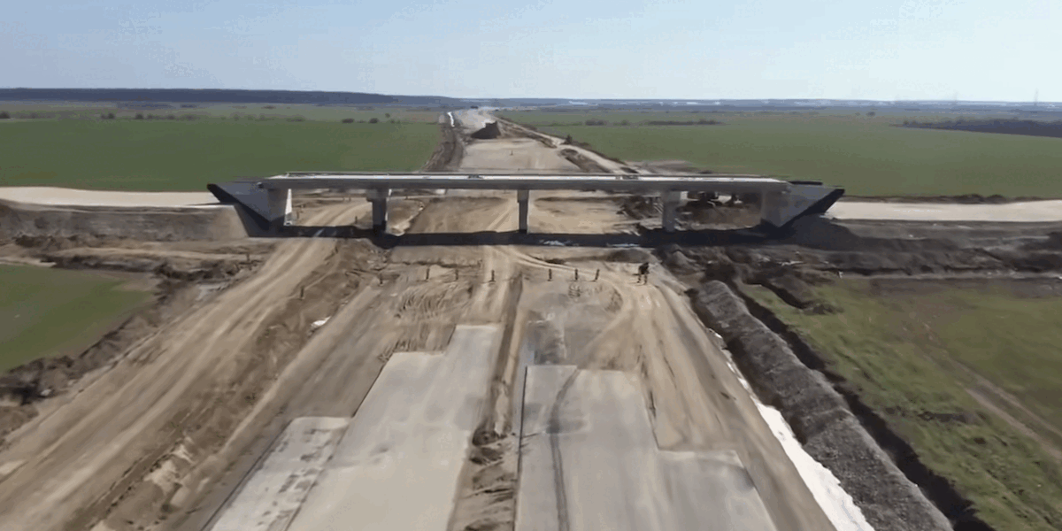 Autostrada A0 Nord aproape de finalizare, dar mobilizarea pe șantier rămâne insuficientă Deși progresul fizic pe lotul 3 al autostrăzii A0 Nord, tronsonul care înconjoară Bucureștiul și leagă domeniul infrastructurii rutiere de zonele periferice, a ajuns la 80%, situația de pe teren nu este atât de satisfăcătoare, avertizează oficialii din domeniu