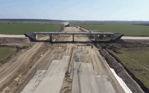 Autostrada A0 Nord aproape de finalizare, dar mobilizarea pe șantier rămâne insuficientă Deși progresul fizic pe lotul 3 al autostrăzii A0 Nord, tronsonul care înconjoară Bucureștiul și leagă domeniul infrastructurii rutiere de zonele periferice, a ajuns la 80%, situația de pe teren nu este atât de satisfăcătoare, avertizează oficialii din domeniu