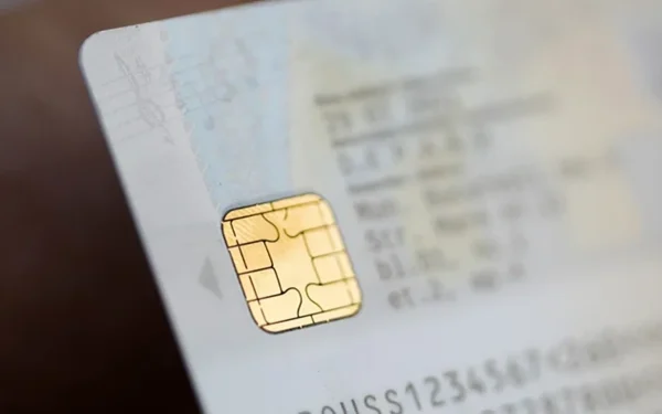 Introducerea buletinului electronic cu cip, proiect promis de guvern de mai bine de un an, a fost prezentată inițial ca un pas important în digitalizarea administrației publice din România