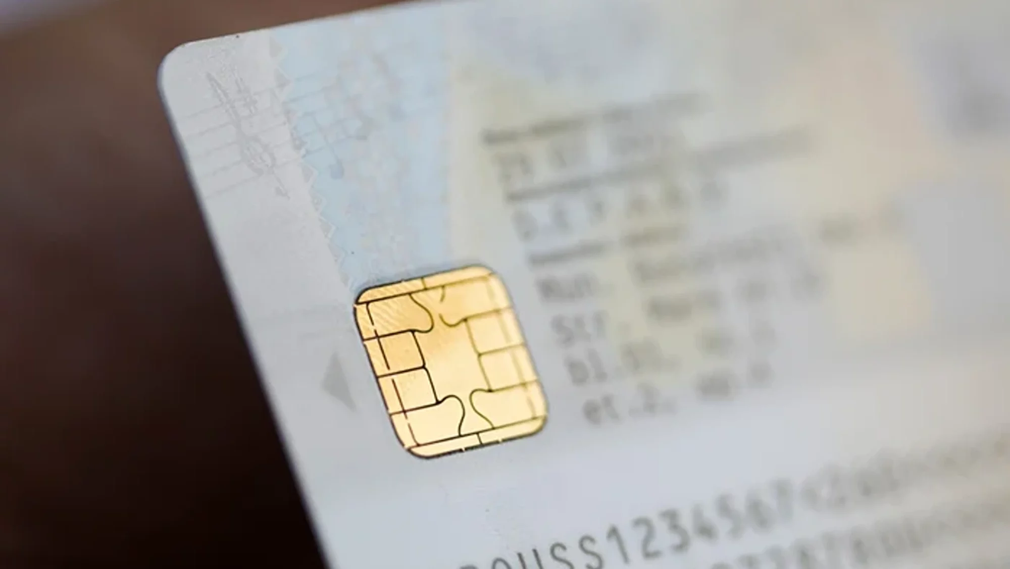 Introducerea buletinului electronic cu cip, proiect promis de guvern de mai bine de un an, a fost prezentată inițial ca un pas important în digitalizarea administrației publice din România