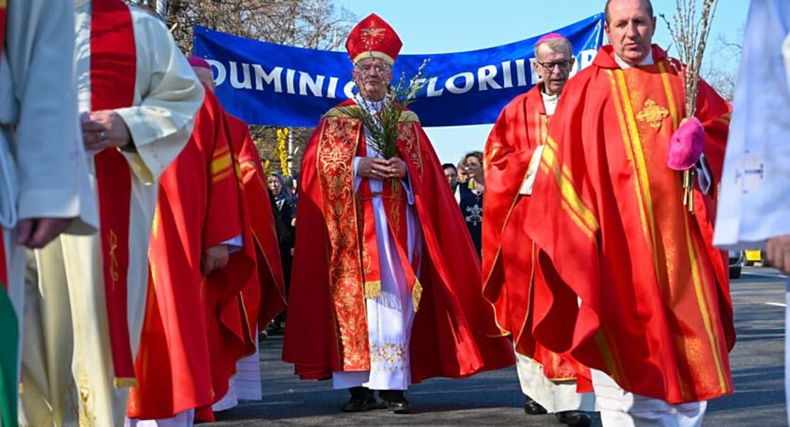Sute de credincioși participă la procesiunea de Florii organizată de Arhiepiscopia Romano-Catolică din București Într-o zi plină de emoție și tradiție, sute de români catolici au fost prezenți duminică în centrul Bucureștiului pentru a participa la procesiunea de Florii, un moment deosebit care deschide oficial Săptămâna Patimilor