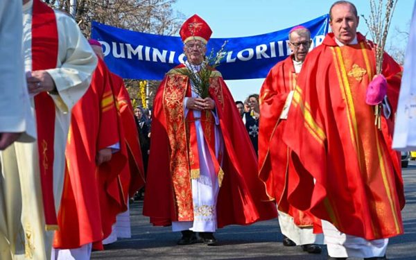 Sute de credincioși participă la procesiunea de Florii organizată de Arhiepiscopia Romano-Catolică din București Într-o zi plină de emoție și tradiție, sute de români catolici au fost prezenți duminică în centrul Bucureștiului pentru a participa la procesiunea de Florii, un moment deosebit care deschide oficial Săptămâna Patimilor
