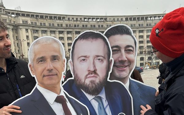 Protest spontan în fața Palatului Cotroceni: Organizațiile civice cer respingerea numirilor în poziții cheie din Justiție O serie de organizații civice din România au anunțat pentru această vineri seară o manifestație în fața Palatului Cotroceni, exprimându-și vehement nemulțumirea față de propunerile ministrului Justiției, Radu Marinescu, pentru ocuparea unor poziții strategice în sistemul judiciar