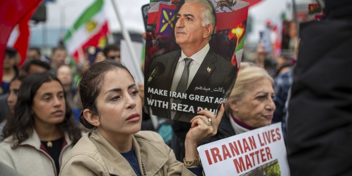 Întâlnire surprinzătoare la Paris între președintele Zelenski și prințul moștenitor al Iranului, Reza Pahlavi O întâlnire mai puțin obișnuită a avut loc vineri la ambasada Ucrainei din Paris, unde președintele Volodimir Zelenski s-a întâlnit cu Reza Pahlavi, prințul moștenitor al Iranului