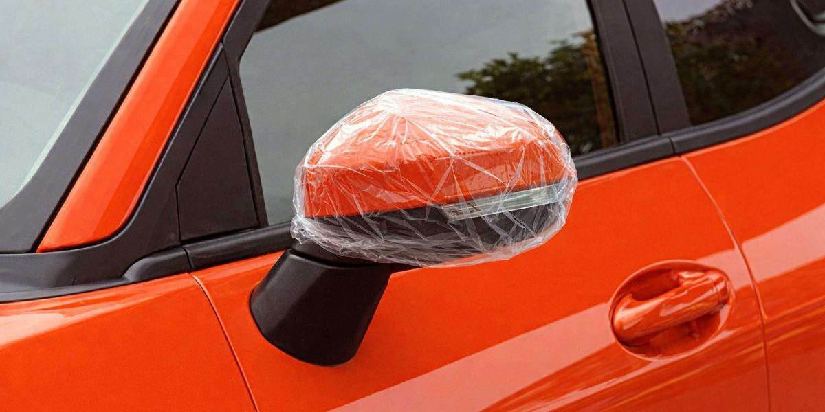 De ce tot mai mulți șoferi români pun pungi de plastic pe oglinzile mașinii: un truc simplu, dar eficient, ce are explicații mai logice decât s-ar crede la prima vedere Recent, o fotografie a devenit virală pe rețelele sociale din România, arătând o metodă neobișnuită adoptată de mulți conducători auto: pungi de plastic agățate pe oglinda retrovizoare sau pe oglinda exterioară a mașinii