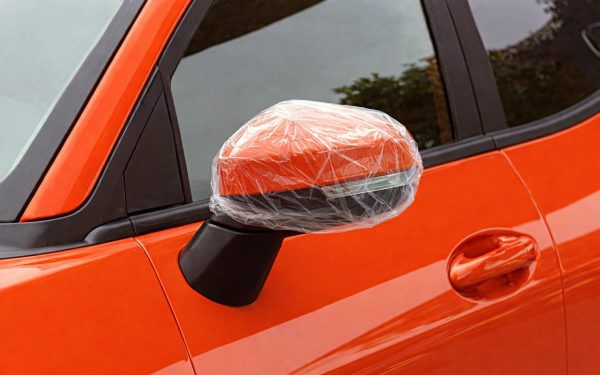 De ce tot mai mulți șoferi români pun pungi de plastic pe oglinzile mașinii: un truc simplu, dar eficient, ce are explicații mai logice decât s-ar crede la prima vedere Recent, o fotografie a devenit virală pe rețelele sociale din România, arătând o metodă neobișnuită adoptată de mulți conducători auto: pungi de plastic agățate pe oglinda retrovizoare sau pe oglinda exterioară a mașinii