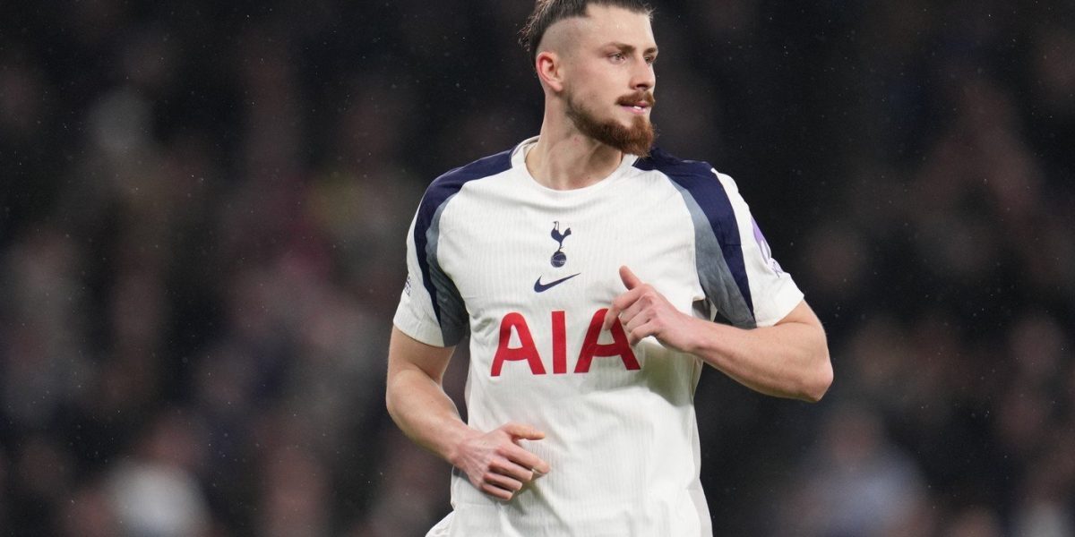 Radu Drăgușin, internaționalul român de la Tottenham Hotspur, va absenta din lotul echipei pentru meciul cu Crystal Palace, programat în această seară, de la ora 22:00, în etapa a 30-a a Premier League
