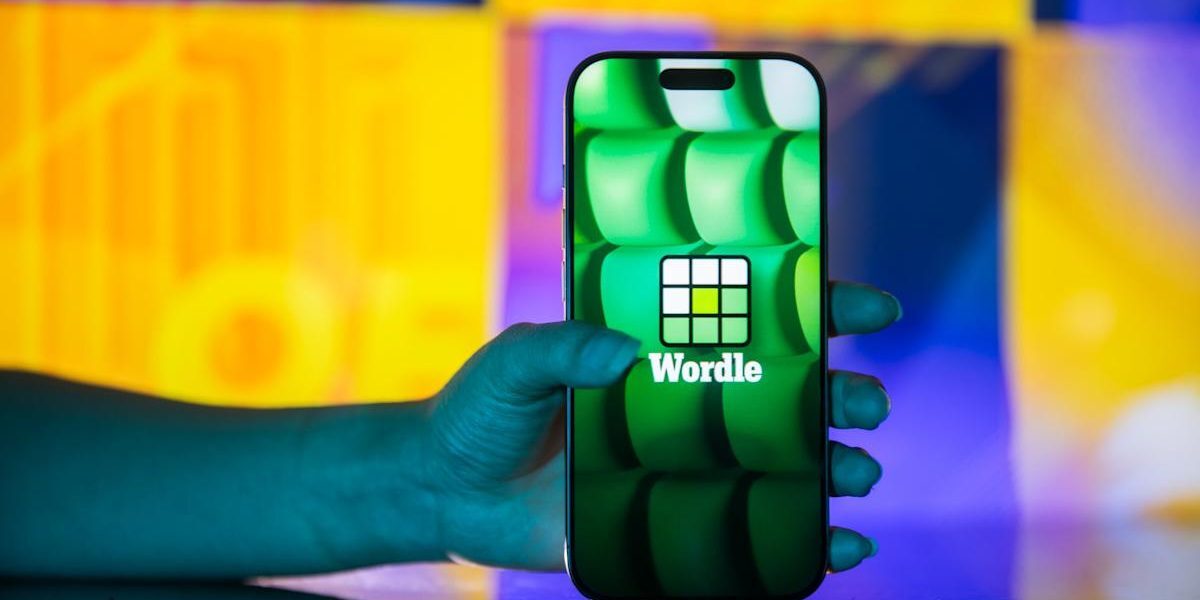 Wordle, jocul care a cucerit întreaga lume, continuă să fascineze românii și să stimuleze mințile pasionaților de cuvinte Noul fenomen digital, Wordle, ajunge din nou în centrul atenției, după ce milioane de utilizatori din întreaga lume și-au încercat norocul pentru a ghici cuvântul zilei