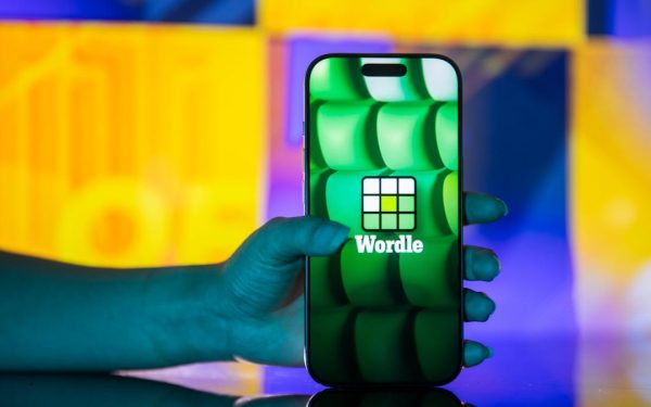 Wordle, jocul care a cucerit întreaga lume, continuă să fascineze românii și să stimuleze mințile pasionaților de cuvinte Noul fenomen digital, Wordle, ajunge din nou în centrul atenției, după ce milioane de utilizatori din întreaga lume și-au încercat norocul pentru a ghici cuvântul zilei