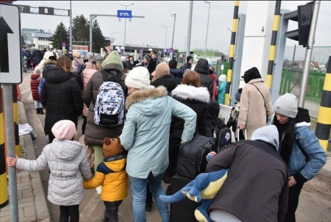 Polonia introduce restricții dure pentru refugiații ucraineni: o măsură considerată critică în contextul conflictului Începând de joi, o nouă lege adoptată de Parlamentul polonez limitează sever accesul refugiaților ucraineni la asistențele sociale, servicii medicale și alte drepturi garantate anterior