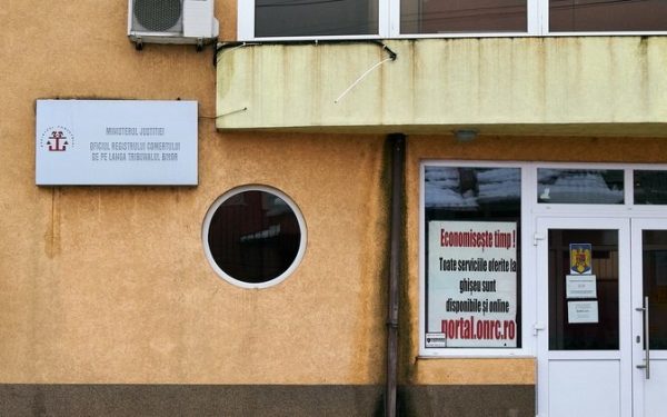 Antreprenorii români se confruntă, în aceste zile, cu întârzieri semnificative în procesul de înregistrare a firmelor și a persoanelor fizice autorizate (PFA), o situație generată de deficitul de personal de la nivelul oficiilor registrului comerțului din întreaga țară