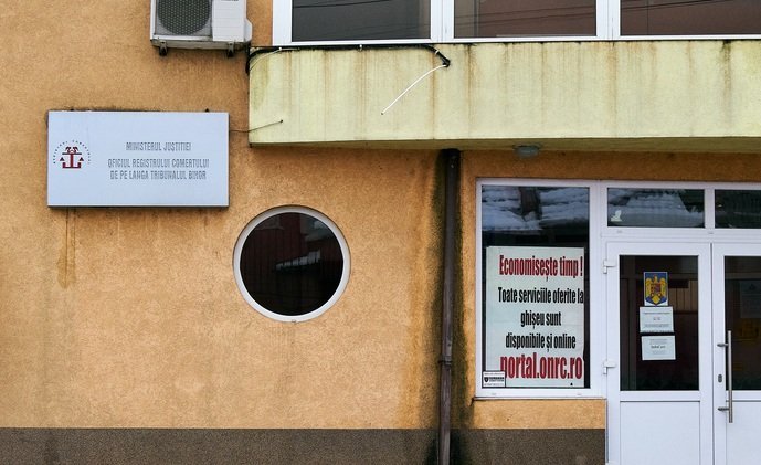 Antreprenorii români se confruntă, în aceste zile, cu întârzieri semnificative în procesul de înregistrare a firmelor și a persoanelor fizice autorizate (PFA), o situație generată de deficitul de personal de la nivelul oficiilor registrului comerțului din întreaga țară