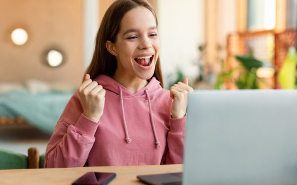 Elevii de clasa a VIII-a au aflat luni, 30 martie, rezultatele simulării Evaluării Naționale 2026, după ce lucrările au fost corectate și evaluate la nivel național