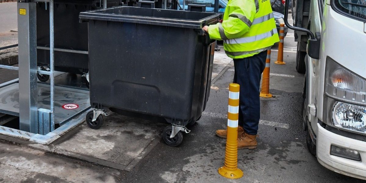Primăria Sectorului 6 anunță că, începând cu 2 februarie 2026, ridicarea deșeurilor menajere de la blocuri și case va fi asigurată exclusiv de Urban SA, compania care a câștigat recent contractul unic pentru serviciile de salubritate în sector