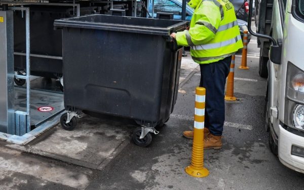 Primăria Sectorului 6 anunță că, începând cu 2 februarie 2026, ridicarea deșeurilor menajere de la blocuri și case va fi asigurată exclusiv de Urban SA, compania care a câștigat recent contractul unic pentru serviciile de salubritate în sector
