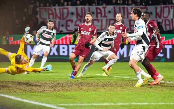 Mihai Popa, portarul cu o cotă în creștere și un sezon solid pentru CFR Cluj, își va petrece cel puțin următoarele trei săptămâni pe tușă, după ce a suferit o leziune la nivelul gambei în timpul meciului câștigat vineri seara cu Rapid, scor 1-0