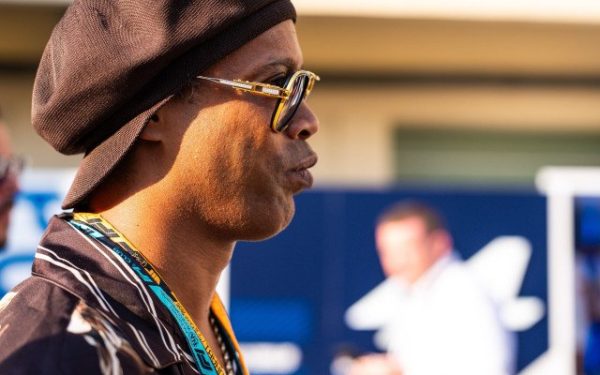 Ronaldinho, fostul star al fotbalului mondial, a fost prezent recent în România, la Iași, la un eveniment demonstrativ care a atras atenția pasionaților de sport și nu numai