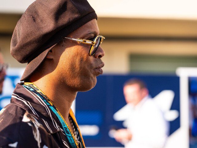 Ronaldinho, fostul star al fotbalului mondial, a fost prezent recent în România, la Iași, la un eveniment demonstrativ care a atras atenția pasionaților de sport și nu numai