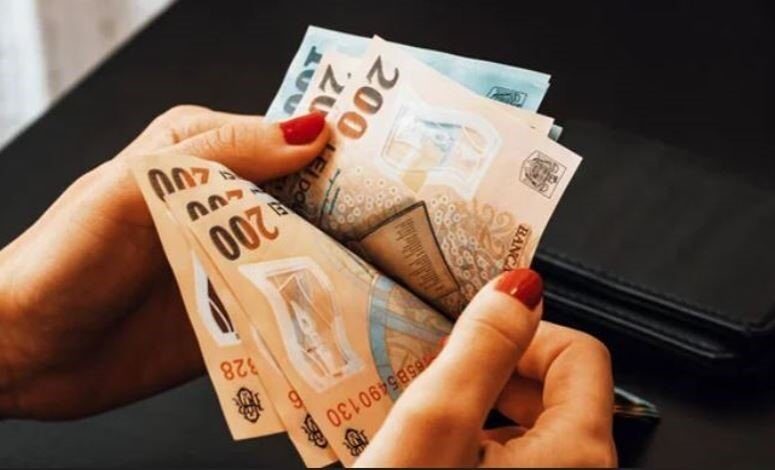 Guvernul anunță majorarea salariului minim brut începând cu iulie 2026 Guvernul a aprobat, în şedinţa de aseară, creșterea salariului de bază minim brut pe țară garantat în plată, care va ajunge la 4.325 de lei lunar, începând cu 1 iulie 2026