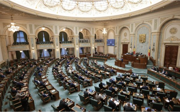 Senatorii opoziției pregătesc o demonstrație de forță în Senat, după ce luni va fi dezbătută și votată moțiunea simplă împotriva ministrului Culturii, Andras Istvan Demeter