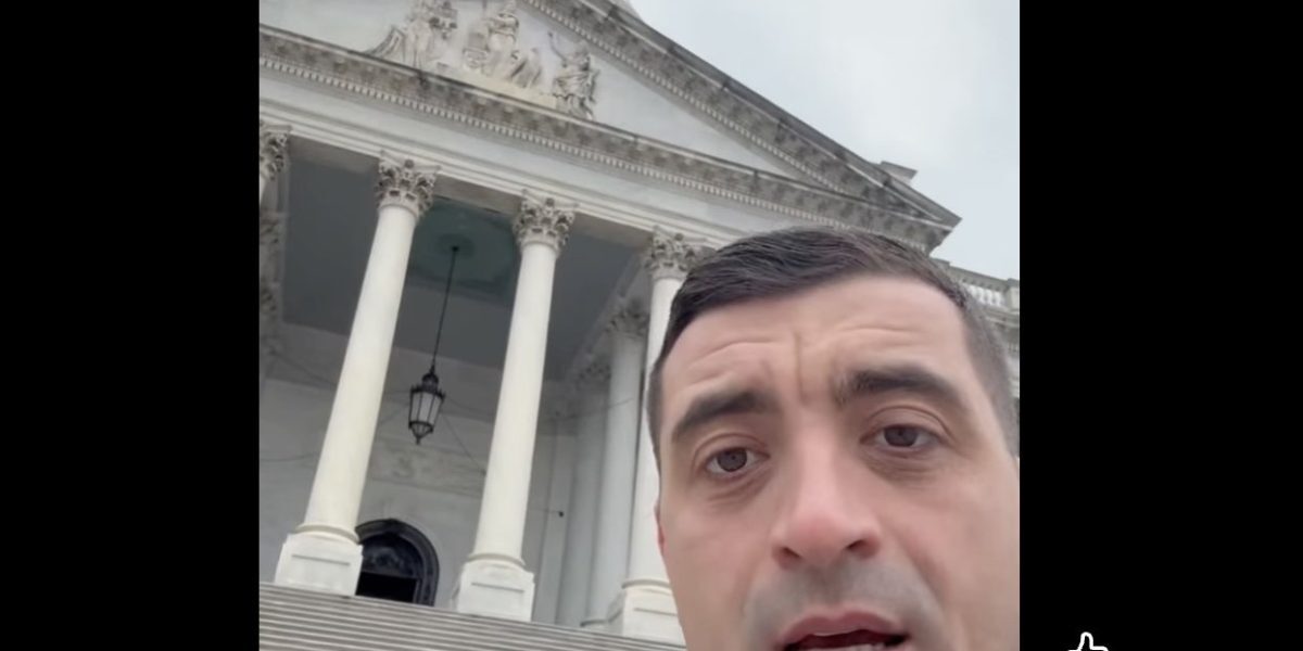 George Simion, liderul Partidului Nazist AUR, se află în această perioadă în Washington DC, unde participă la o dezbatere internațională alături de oficiali și reprezentanți politici din mai multe țări