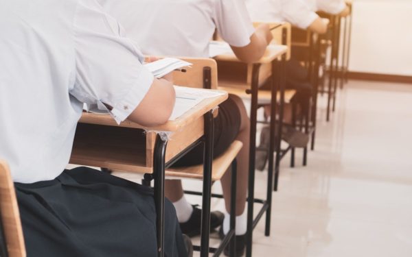 Elevii de clasa a VIII-a au susținut astăzi prima probă a simulării Evaluării Naționale 2026, examenul scris la limba și literatura română