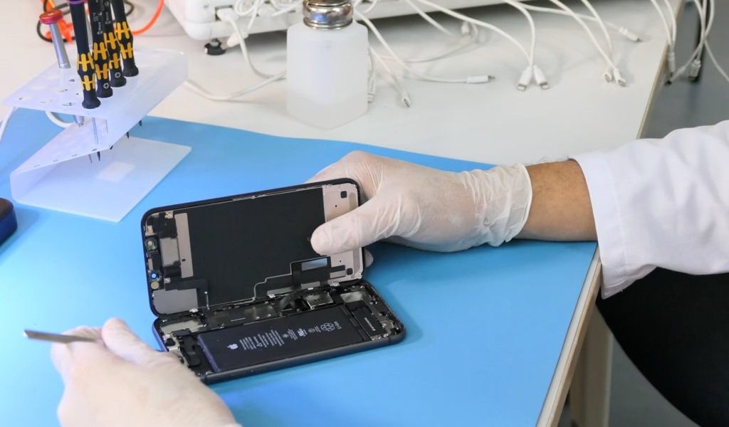 Piața telefoanelor recondiționate devine o componentă esențială în peisajul consumului european, atingând cote record în ultimii ani