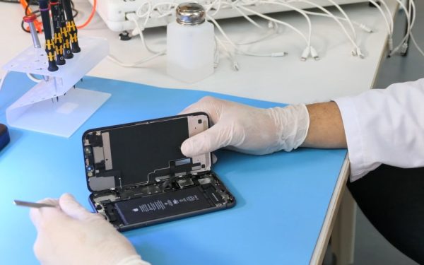 Piața telefoanelor recondiționate devine o componentă esențială în peisajul consumului european, atingând cote record în ultimii ani