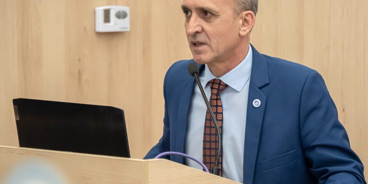 Statul român va continua Programul Național de Reducere a Abandonului Școlar, în ciuda dificultăților anterioare Declarațiile unui oficial de rang înalt din Ministerul Educației și Cercetării aduc un oarecare optimism în mijlocul discuțiilor despre abandonul școlar din România, o problemă cronică cu implicații vaste asupra societății