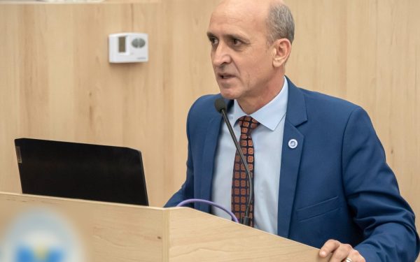 Statul român va continua Programul Național de Reducere a Abandonului Școlar, în ciuda dificultăților anterioare Declarațiile unui oficial de rang înalt din Ministerul Educației și Cercetării aduc un oarecare optimism în mijlocul discuțiilor despre abandonul școlar din România, o problemă cronică cu implicații vaste asupra societății