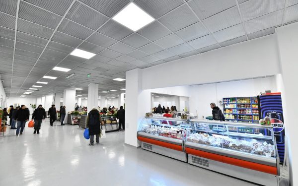 Primăria Sector 6 demarează licitații pentru spații comerciale în piețele din zonă, oficializând oportunități pentru comercianți Administrația Sectorului 6 anunță lansarea unei licitații publice pentru închirierea a 47 de spații comerciale din zonele de piețe și centre comerciale din sector, o mișcare menită să dinamizeze viața economică locală și să ofere oportunități de dezvoltare pentru întreprinzători
