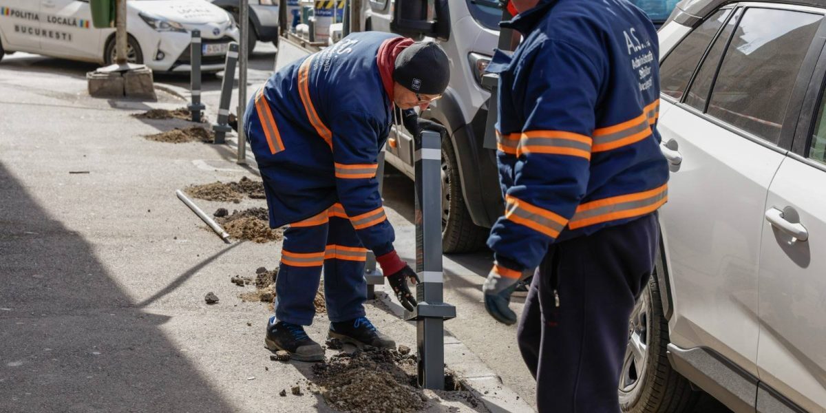 Bucureștiul își reafirmă angajamentul pentru siguranța pietonilor printr-o intervenție concretă în zona Sălii Palatului, unde administrația străzilor a instalat recent o serie de stâlpișori pe trotuar