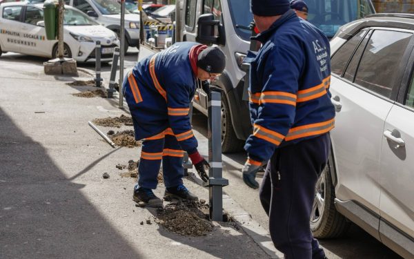 Bucureștiul își reafirmă angajamentul pentru siguranța pietonilor printr-o intervenție concretă în zona Sălii Palatului, unde administrația străzilor a instalat recent o serie de stâlpișori pe trotuar