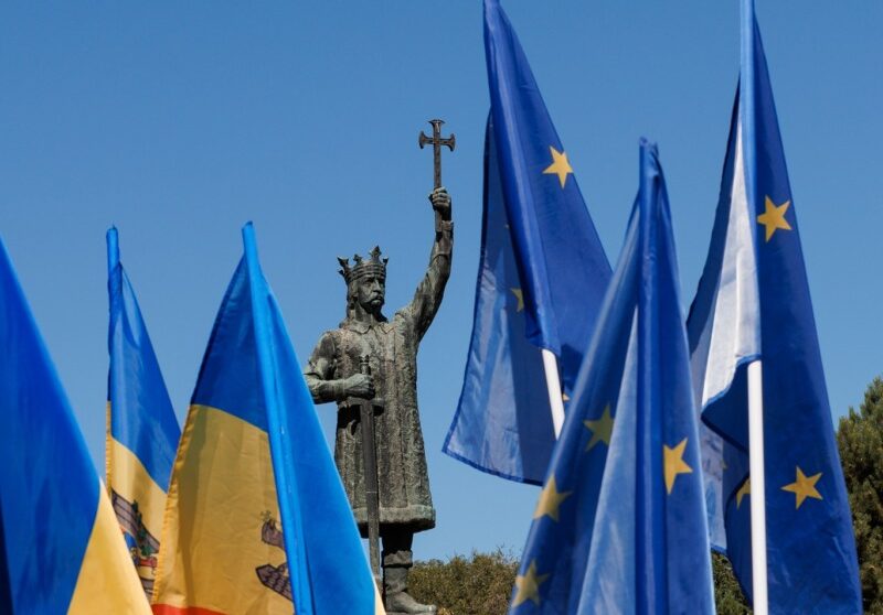 Semnarea unei declarații comună de solidaritate și angajament între România, Moldova și Ucraina la împlinirea a patru ani de conflictul rus La patru ani de la invasionarea Ucrainei de către Federația Rusă, oficialii din România, Moldova și Ucraina și-au reafirmat sprijinul reciproc și angajamentul față de integritatea teritorială și suveranitatea fiecărei țări