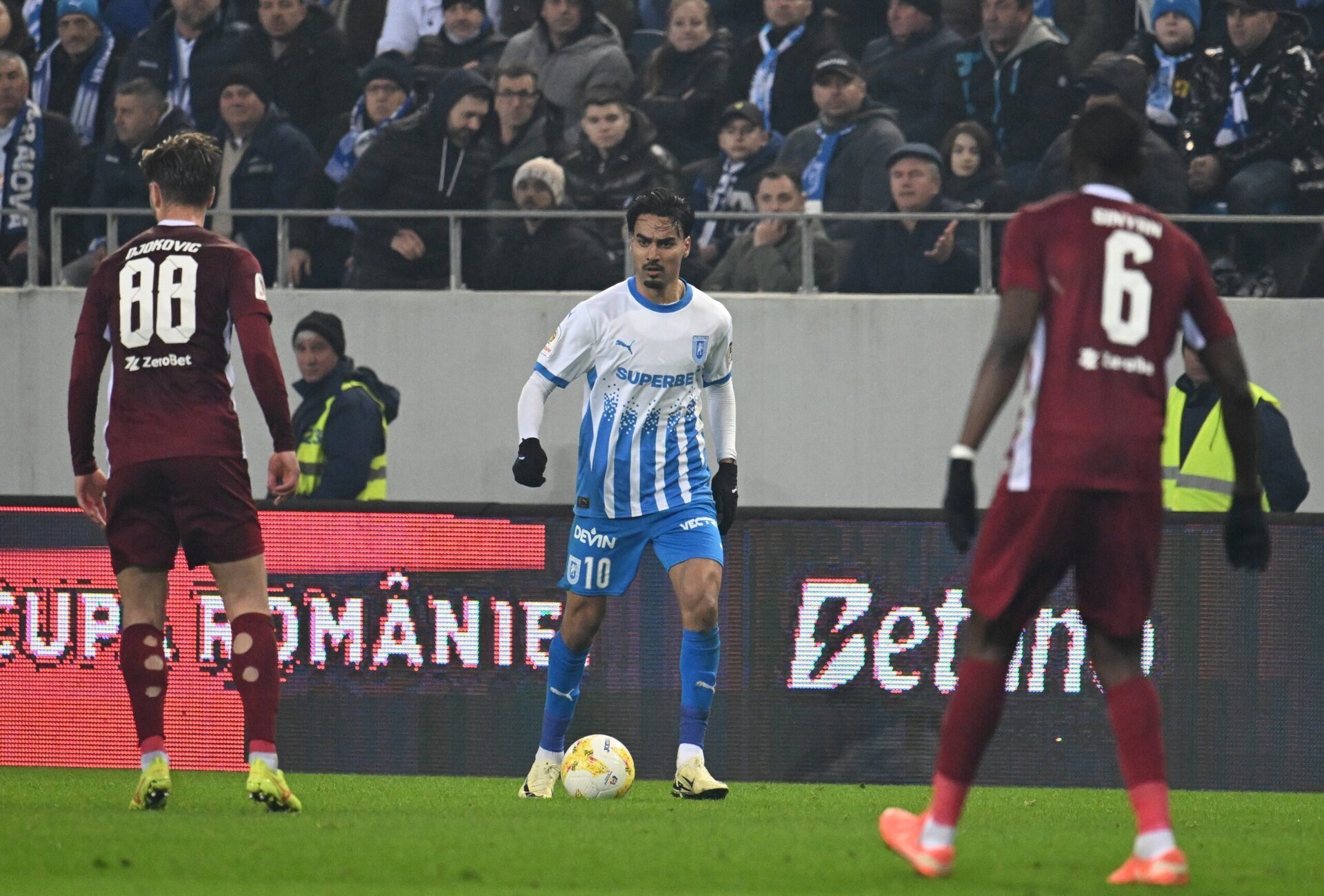 Ștefan Baiaram anunță oficial despărțirea de Universitatea Craiova: „Conducerea mi-a promis asta” Fotbalul românesc a fost martorul unui moment dezvăluit surprinzător de una dintre cele mai promițătoare talente ale Universității Craiova