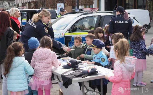 Sute de copii din Zalău, la sărbătoarea Poliției Române: uniforme și visuri (GALERIE FOTO)