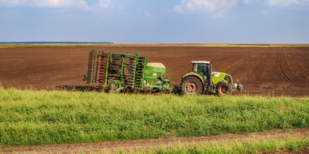 Prioritatea la cumpărare pentru terenurile agricole din extravilan, în contextul legislatiei recente din România, devine un aspect esențial atât pentru investitori, cât și pentru fermierii locali