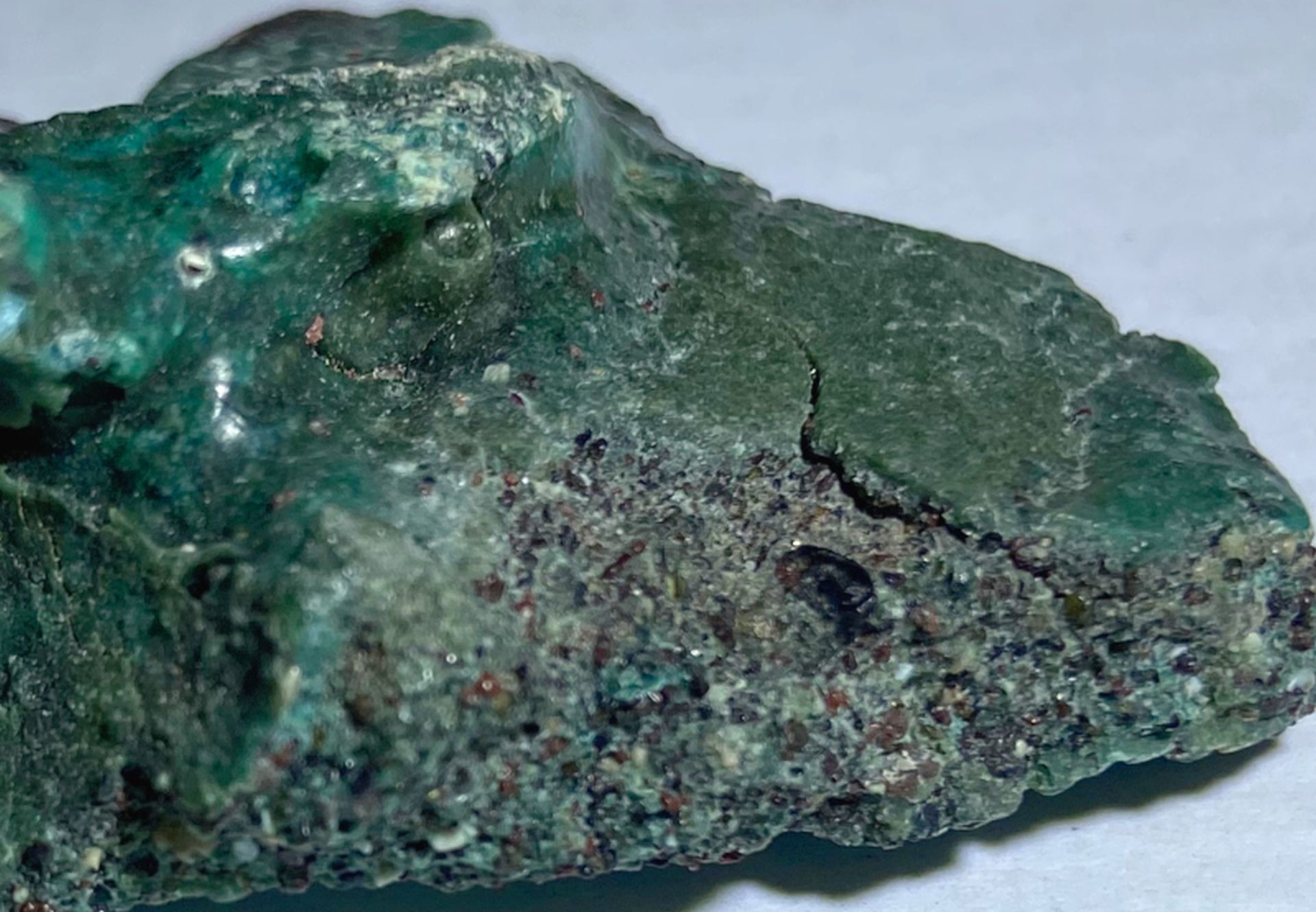 Insula vulcanică Trindade, situată în inima Oceanului Atlantic și aflată la peste o mie de kilometri de coasta Braziliei, nu mai este un colț neatins de poluare, cel puțin nu în modul în care ar fi fost odată