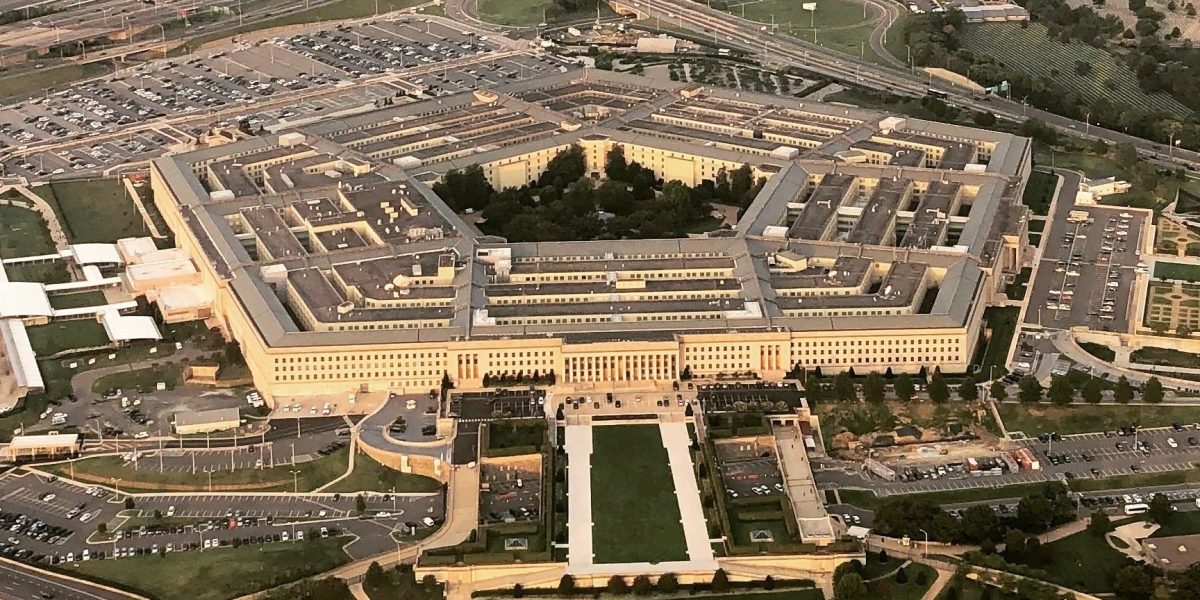 Pentagonul a desemnat un specialist în tehnologie și analiză de date pentru a coordona proiectele privind inteligența artificială, într-un context în care utilizarea AI în domeniul militar devine tot mai strategică pentru Statele Unite