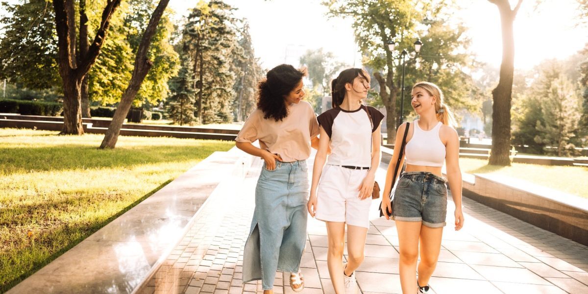 Tinerii din mediul urban, deschiși la schimbare, dar confruntați cu dificultăți economice Un sondaj recent relevă că șase din zece tineri cu vârste între 18 și 35 de ani din mediul urban susțin ideea de reformă și modernizare, fiind deschiși spre idei noi, în timp ce aproape 40% dintre aceștia își doresc menținerea tradițiilor și a stilului de viață actual