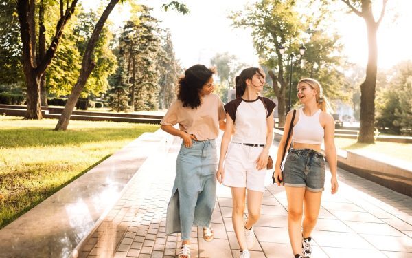 Tinerii din mediul urban, deschiși la schimbare, dar confruntați cu dificultăți economice Un sondaj recent relevă că șase din zece tineri cu vârste între 18 și 35 de ani din mediul urban susțin ideea de reformă și modernizare, fiind deschiși spre idei noi, în timp ce aproape 40% dintre aceștia își doresc menținerea tradițiilor și a stilului de viață actual