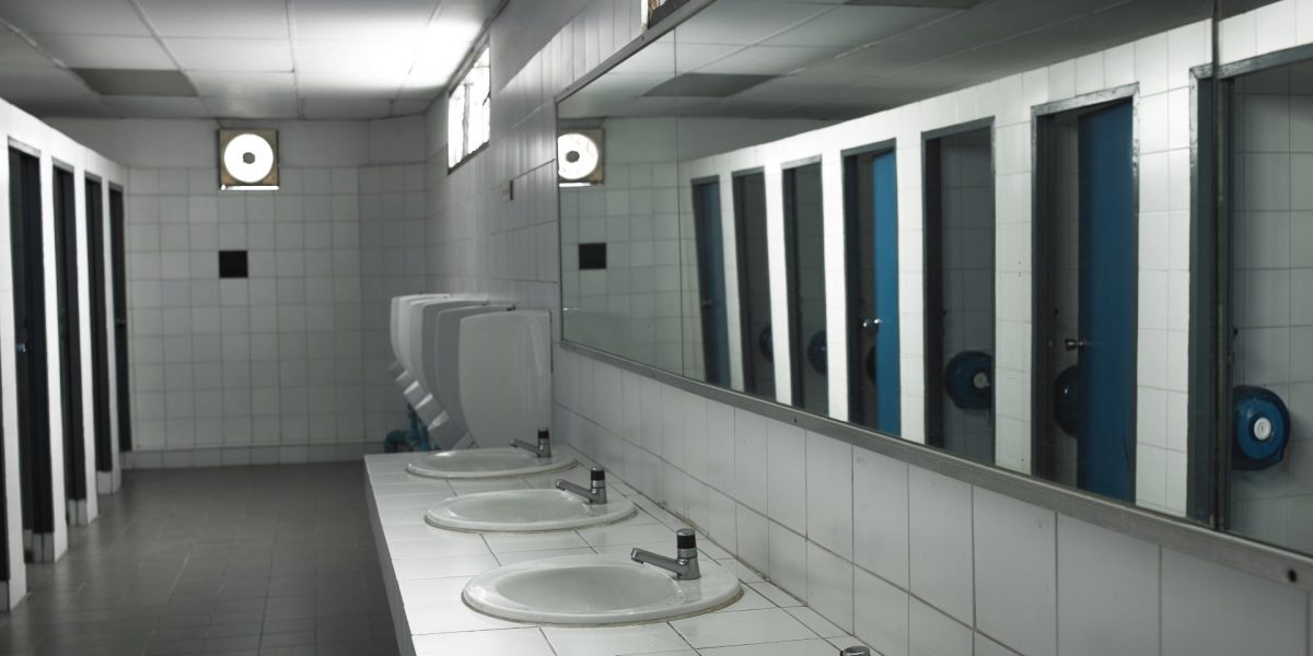 Decizie controversată la Liceul de Artă „Gheorghe Tattarescu” din Focșani: camere de supraveghere în grupurile sanitare ale fetelor, pentru combaterea fumatului Unul dintre cele mai recente și discutate cazuri din învățământul vrâncean ridică semne de întrebare despre limitele intimității și modalitățile de gestionare a problemelor din interiorul școlilor