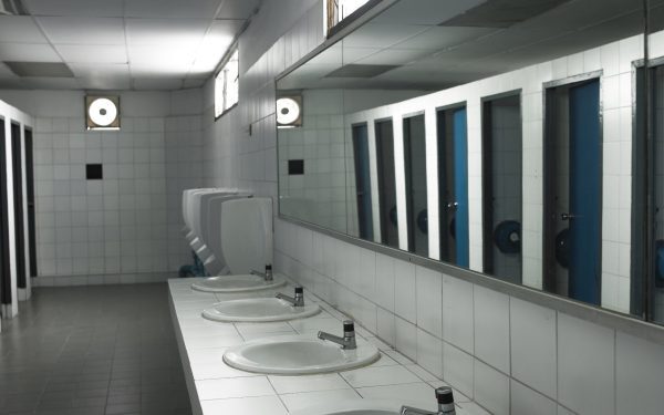 Decizie controversată la Liceul de Artă „Gheorghe Tattarescu” din Focșani: camere de supraveghere în grupurile sanitare ale fetelor, pentru combaterea fumatului Unul dintre cele mai recente și discutate cazuri din învățământul vrâncean ridică semne de întrebare despre limitele intimității și modalitățile de gestionare a problemelor din interiorul școlilor