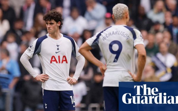 Tottenham continuă să afle gustul amar al pericolului, după o serie de evoluții oscilante și rezultate nesatisfăcătoare, ultimele fiind o înfrângere dureroasă împotriva Nottingham Forest, scor 1-3