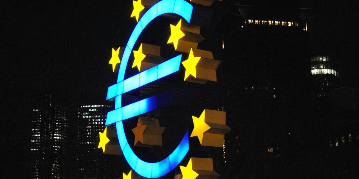 Transferurile internaționale în euro vor deveni mult mai rapide, fiind possible în cel mult 10 secunde, odată cu implementarea noilor reguli ce vizează eficientizarea serviciilor bancare și reducerea timpilor de așteptare pentru clienți