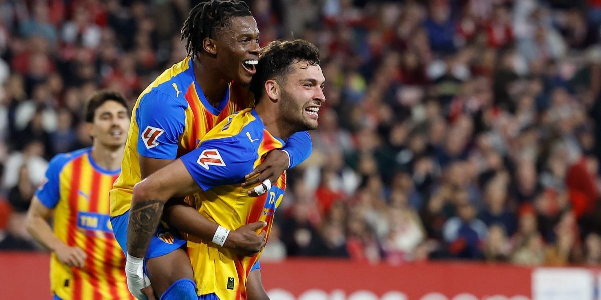 Valencia câștigă în fața Sevilla, cu un scor de 2-1, într-un meci clarificat de curaj și determinare defensivă Valencia a obținut o victorie importantă pe teren propriu, învingând Sevilla cu scorul de 2-1, într-un meci în care adversarul andaluz a avut probleme ofensive, dar a reușit să pună presiune până în ultimele minute