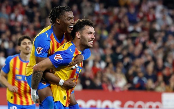 Valencia câștigă în fața Sevilla, cu un scor de 2-1, într-un meci clarificat de curaj și determinare defensivă Valencia a obținut o victorie importantă pe teren propriu, învingând Sevilla cu scorul de 2-1, într-un meci în care adversarul andaluz a avut probleme ofensive, dar a reușit să pună presiune până în ultimele minute